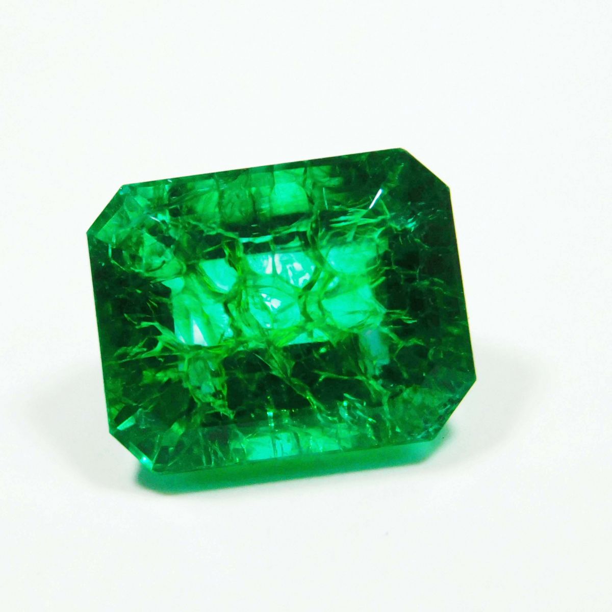 Side-angled placement of the emerald stone, emphasizing depth and brilliance without tilting details.