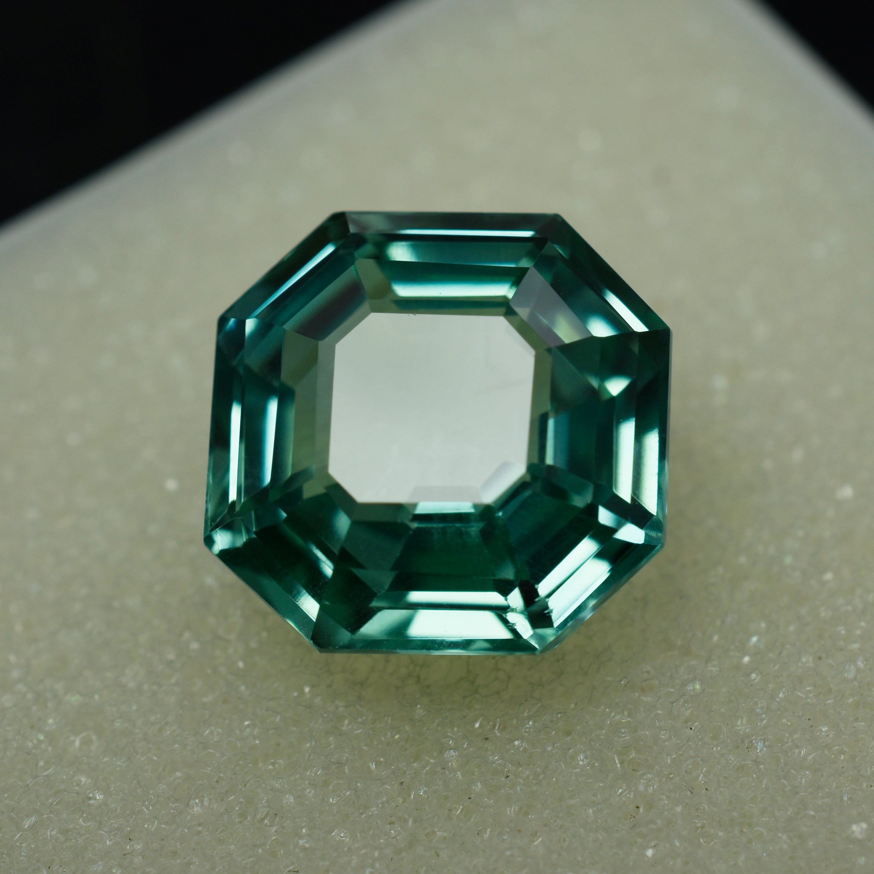 Loose square cut bluish-green sapphire gemstone, 13.50 carats