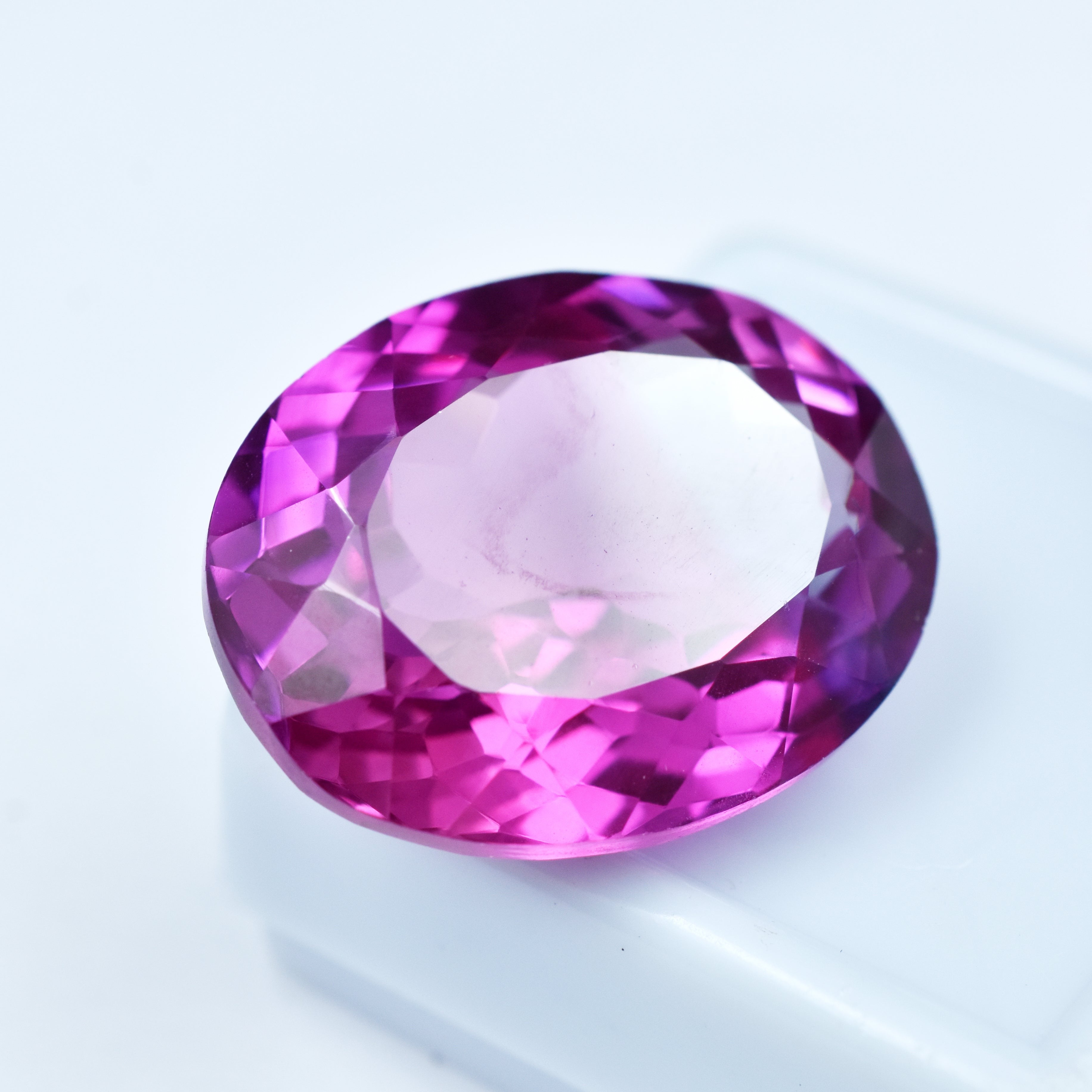 Beautiful 33.65ct natural bi-color sapphire, an oval-shaped certified loose gemstone