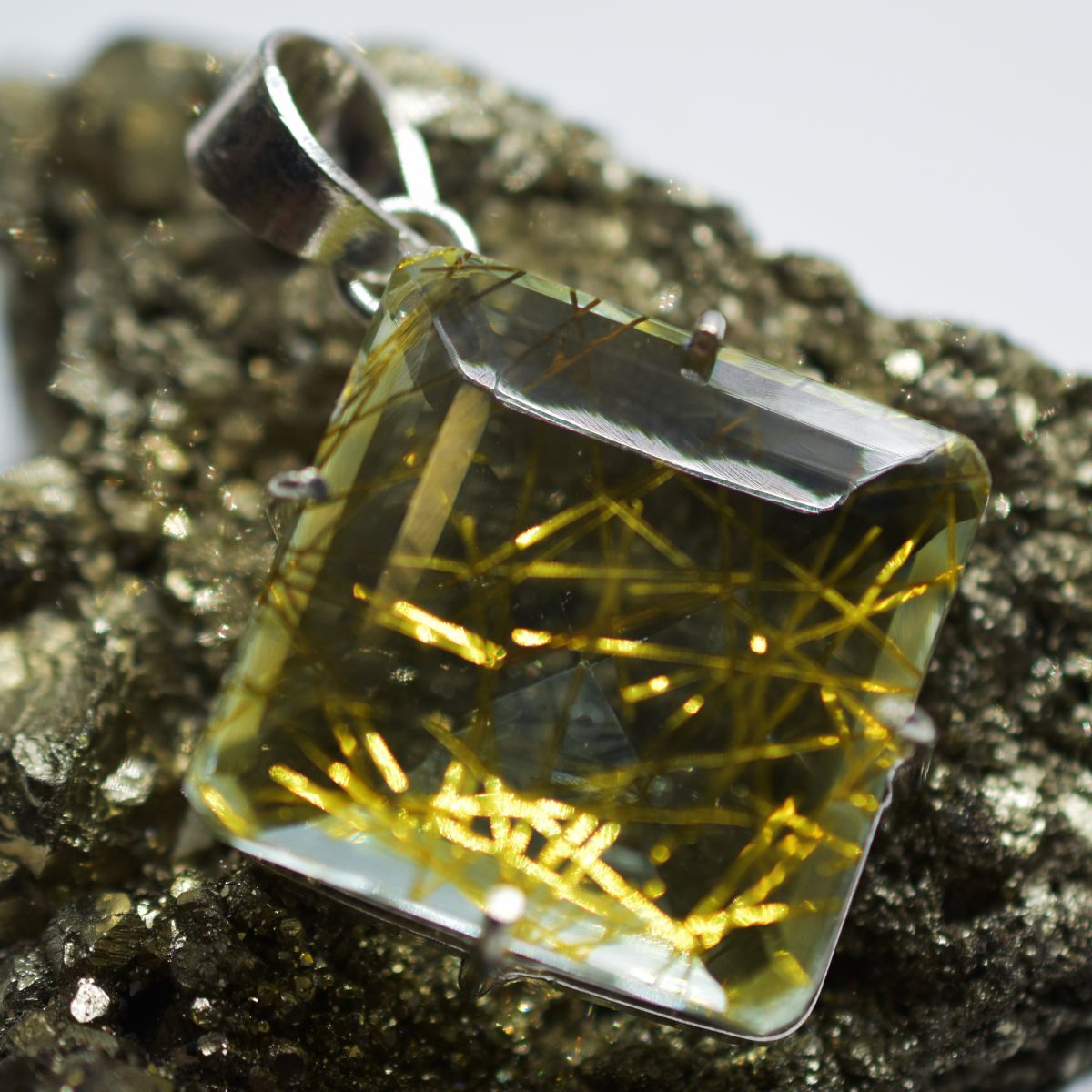 silver topaz pendant India