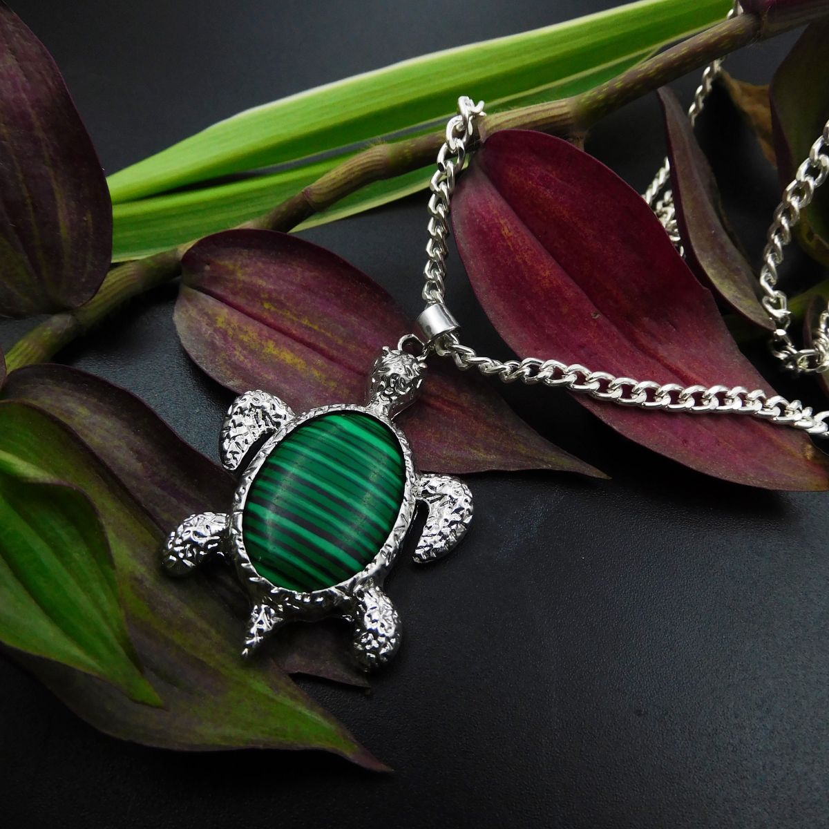 Silver 925 Beautiful Pendant With Chain 97.00 Ct Natural Turtle Fancy Green Jade