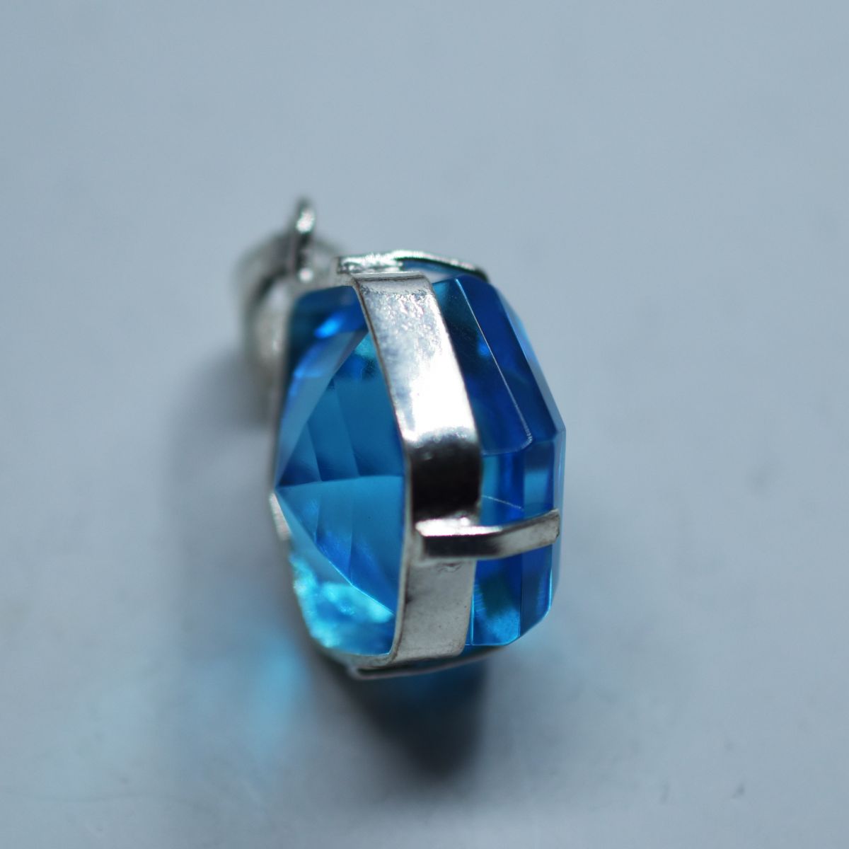 silver topaz pendant India
