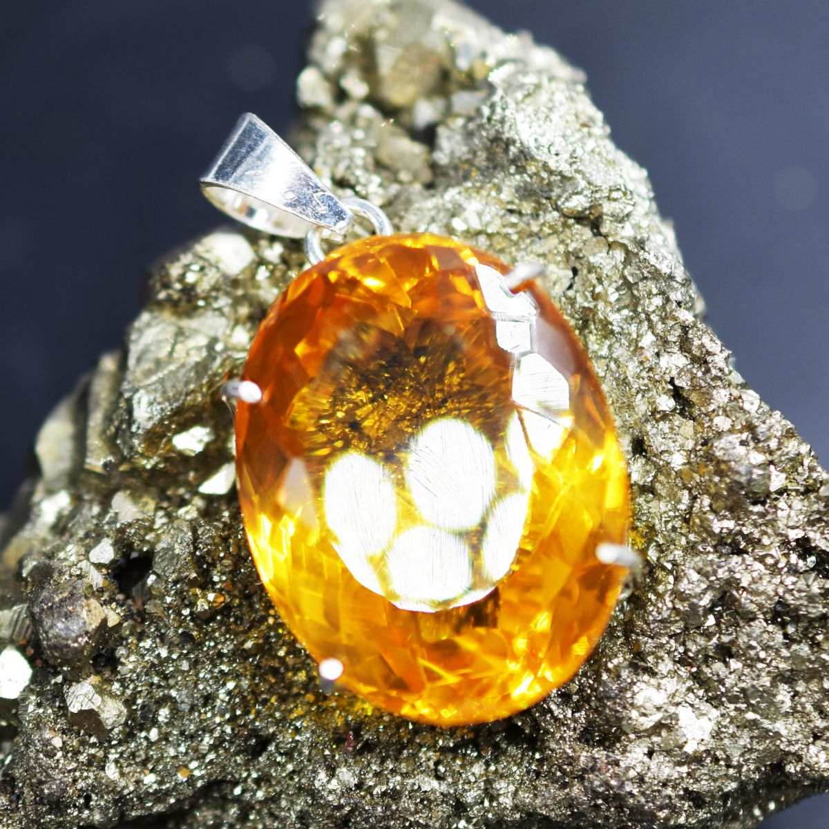 silver topaz pendant India