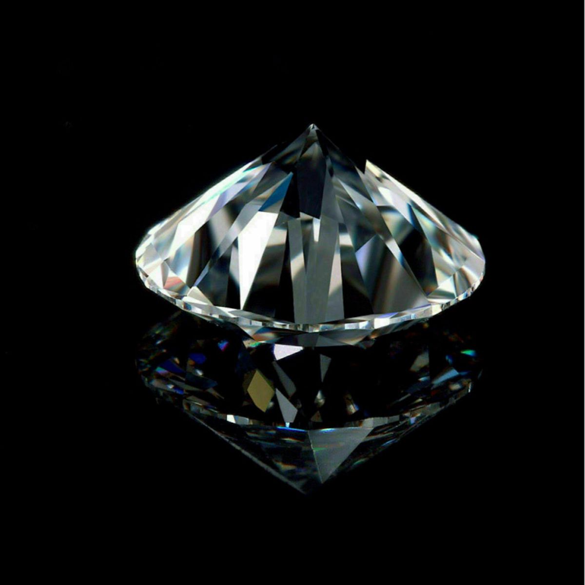 VVS1 DEF Color 7.5 mm Synthetic Moissanite Gemstone Certified Round Shape