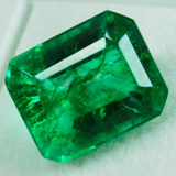 top-down view of the certified 8.20 Ct emerald gemstone, showcasing its perfect symmetry and deep green hue.