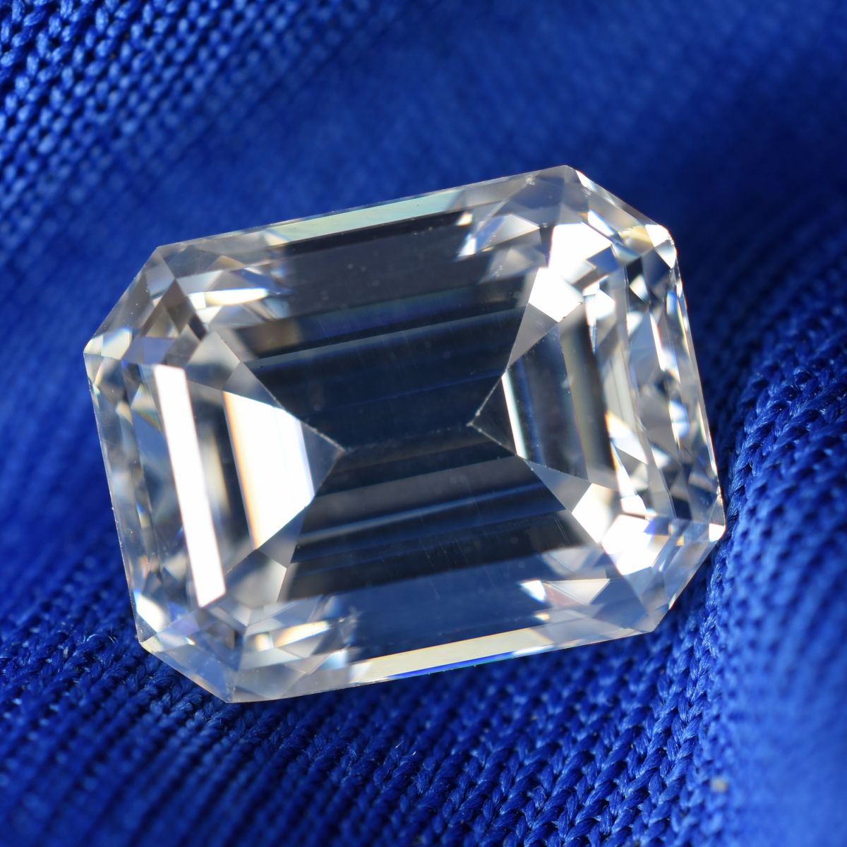 Emerald Cut Synthetic Moissanite Gemstone GIR CERTIFIED D Color VVS1 2x4 MM Size