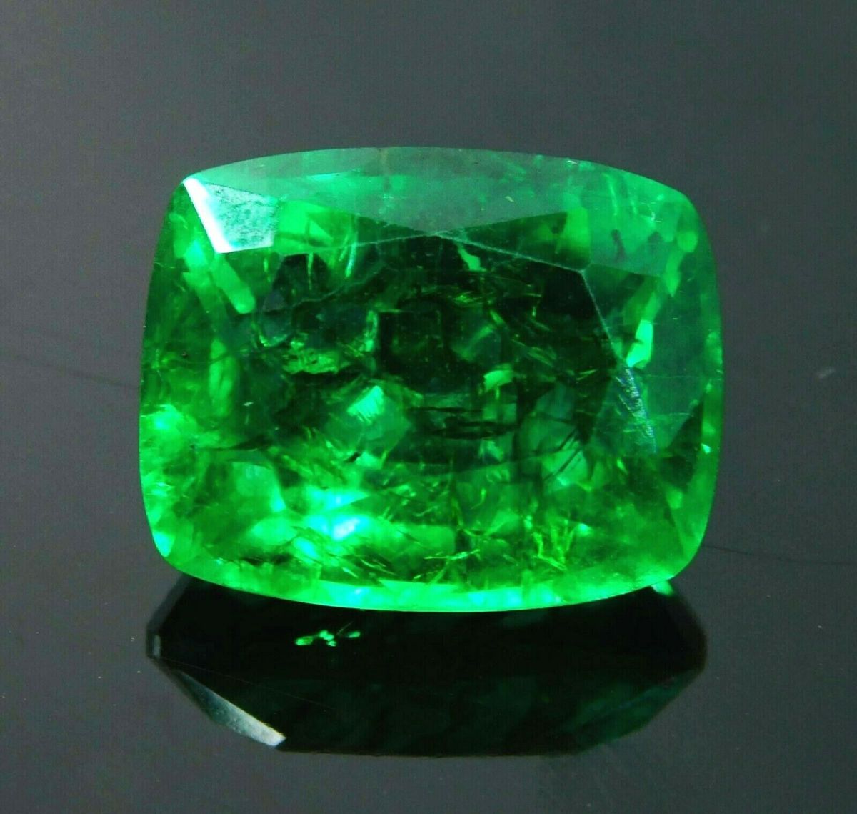 8.25 Ct CERTIFIED Natural Green Emerald Colombian Cushion Cut Emerald Loose Gemstone