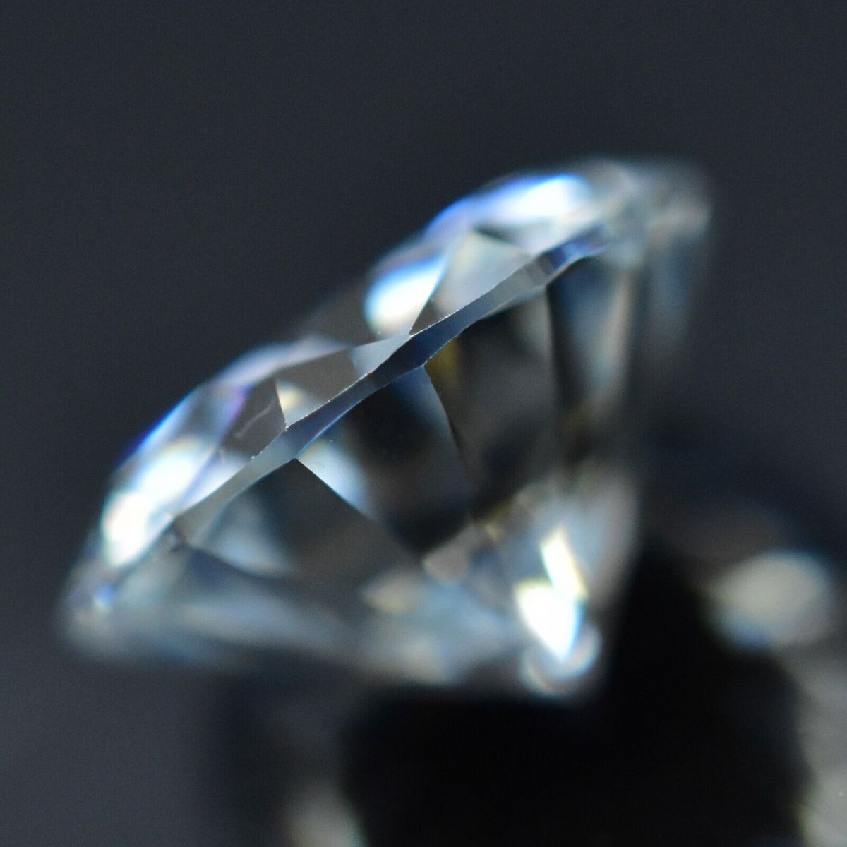 CERTIFIED 5 mm VVSI D Round Cut White Color Synthetic Moissanite Gemstone Top