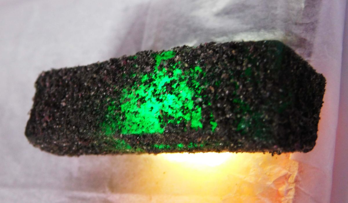 Natural Emerald Green Uncut Rough 134.59 Ct CERTIFIED Loose Gemstone