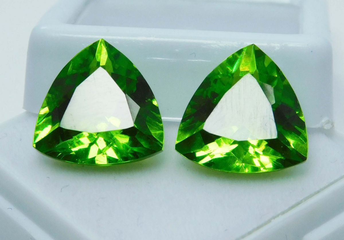 19 Ct Natural Peridot Green Trillion Shape Certifeid Loose Gemstones Pair