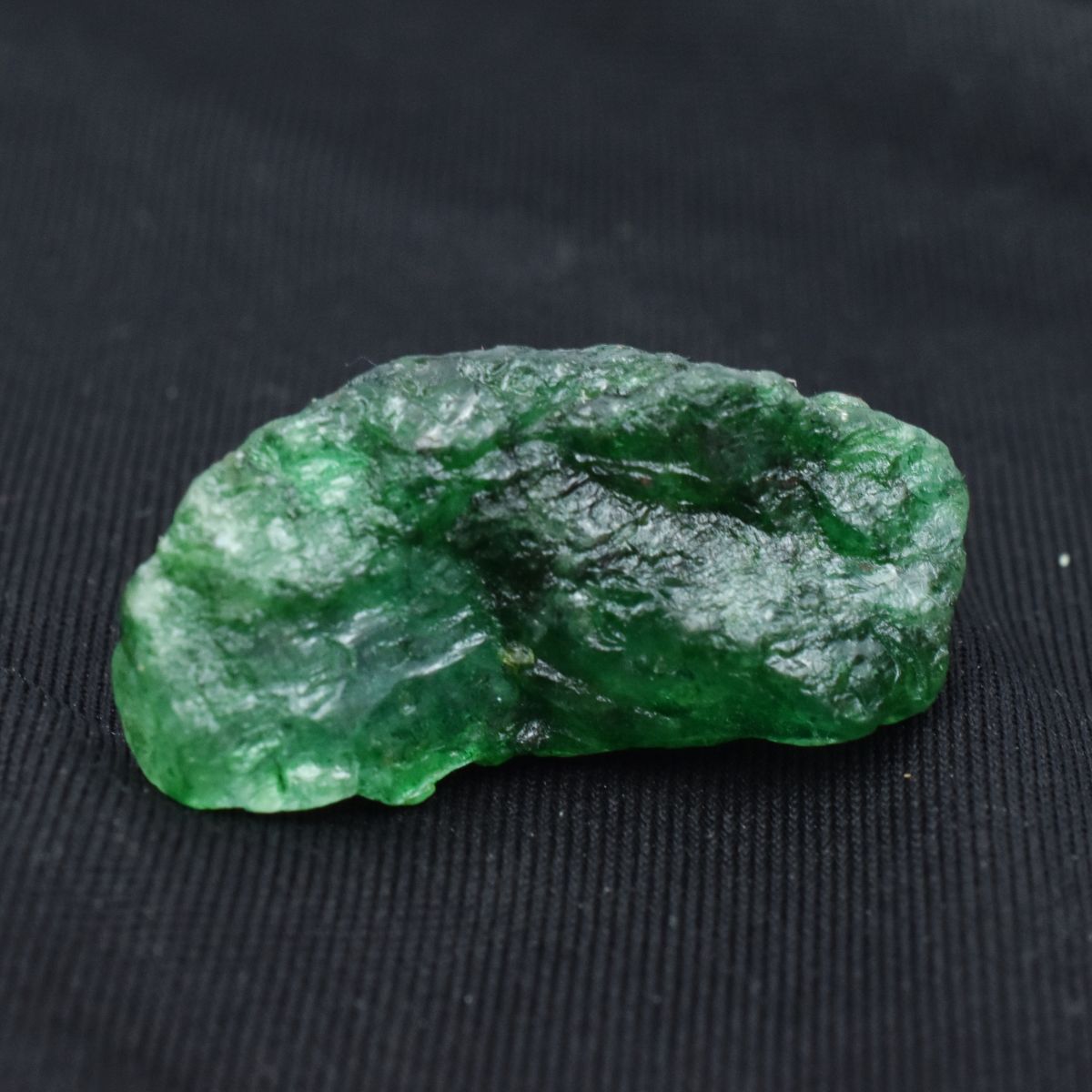 Natural 1500 Ct Translucent Colombian Green Emerald Uncut Rough Loose Gemstone
