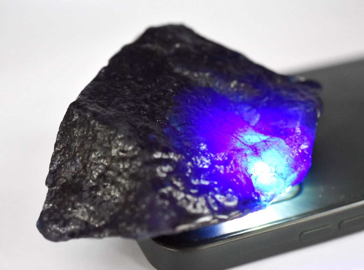 Blue Color 1062.50 Ct Natural Rough Tanzanite UnCut CERTIFIED Loose Gemstone.