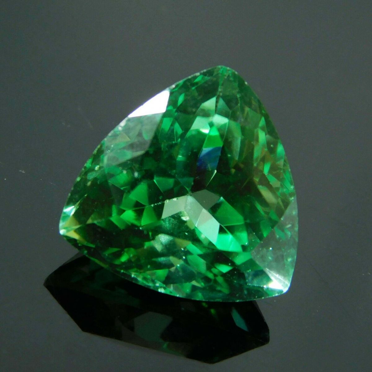 Natural Green Montana Sapphire 8 Ct Loose Gemstone CERTIFIED Trillion Cut