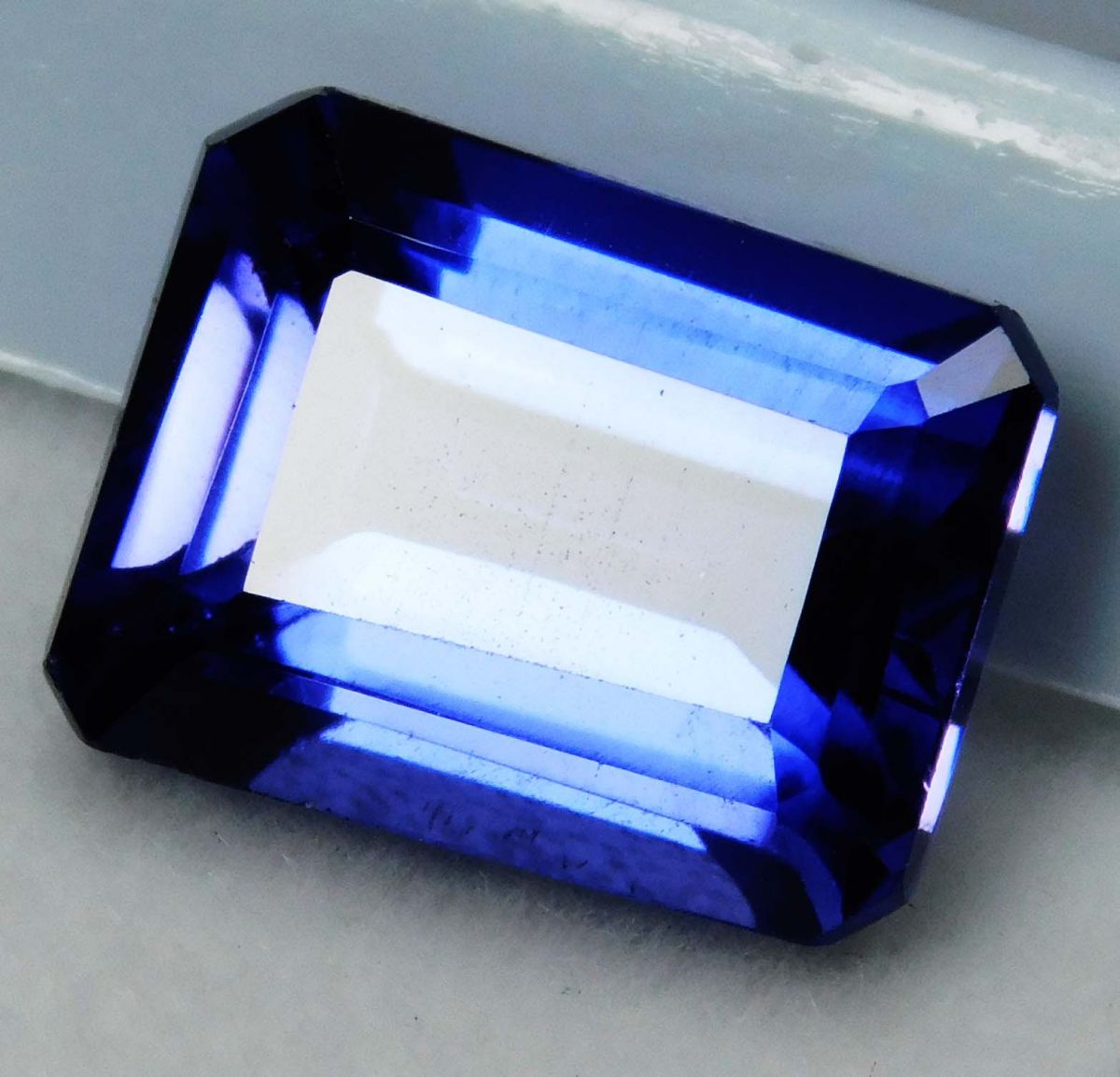 9 Carat CERTIFIED Loose Gemstone Natural purple Tanzanite Emerald Cut