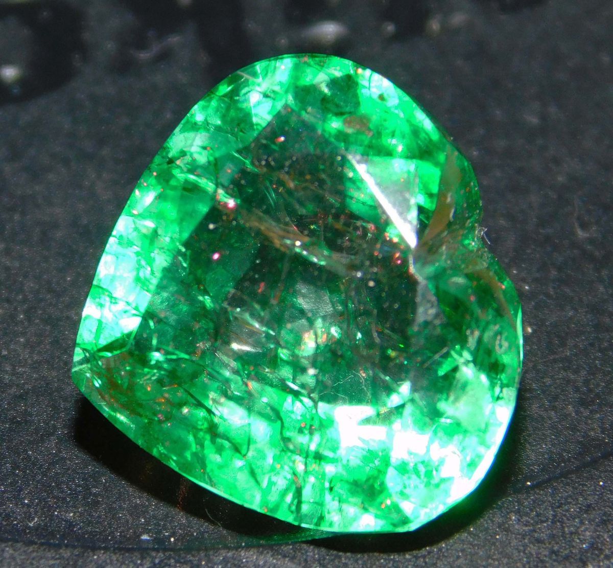 Loose Gemstone CERTIFIED 9.63 Ct Green Colombian Natural Emerald Heart Cut