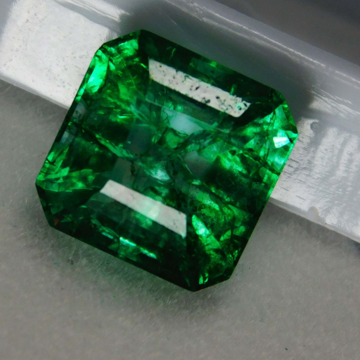 8.00 Carat Natural CERTIFIED Emerald Emerald Cut Green Colombian Loose Gemstone