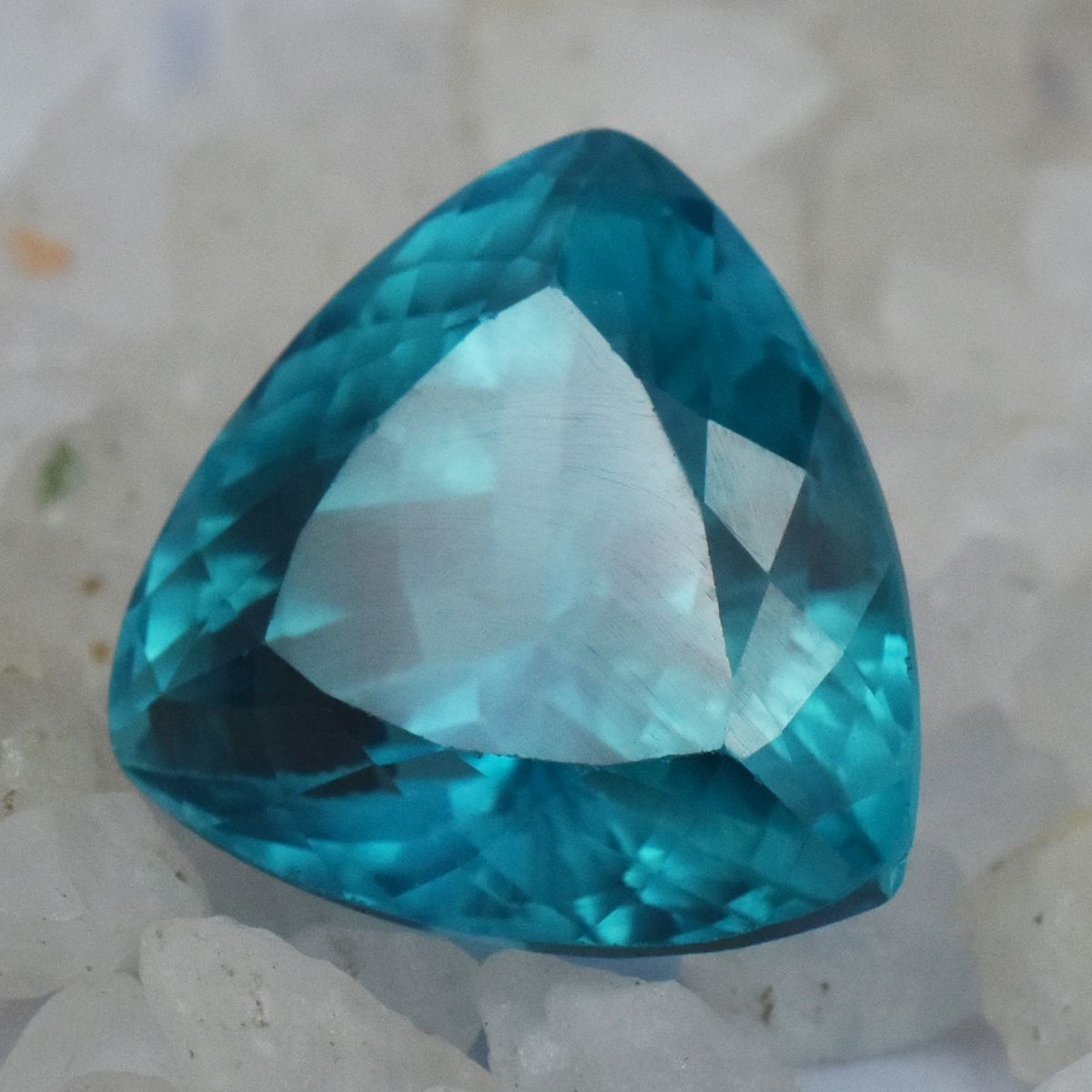 Natural Trillion Cut 20.90 Carat Bluish Green Sapphire Loose Gemstone CERTIFIED