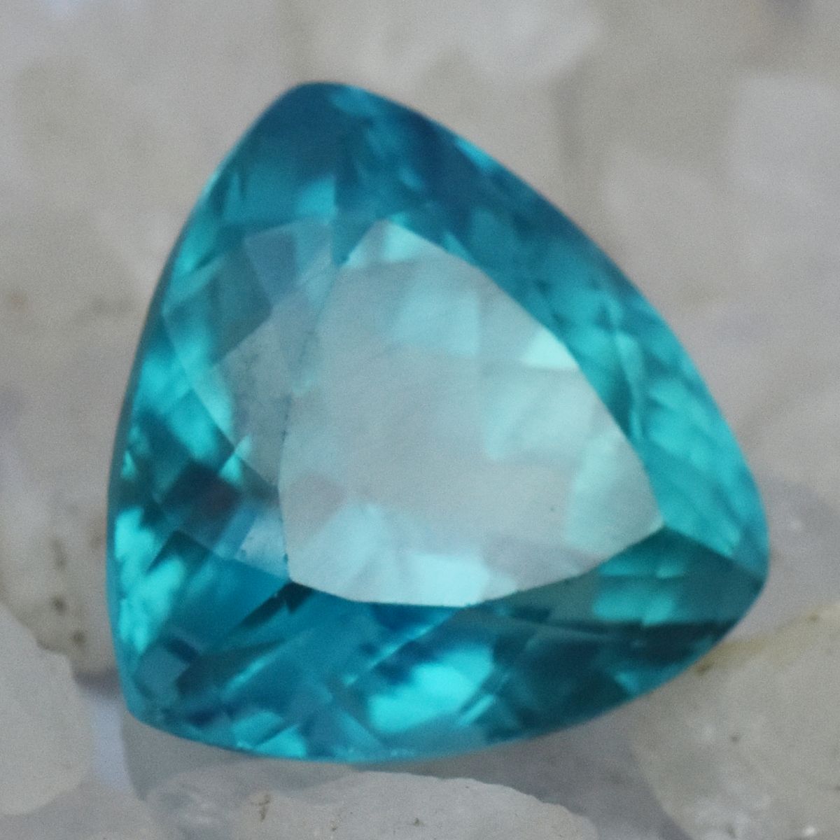 Natural Trillion Cut 20.90 Carat Bluish Green Sapphire Loose Gemstone CERTIFIED