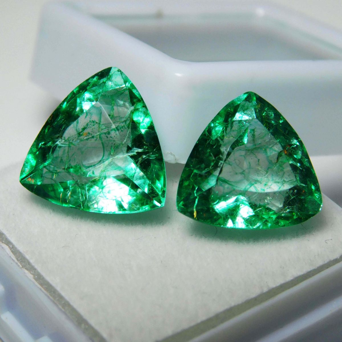 Natural Green Emerald Loose Gemstone 19.56 Ct CERTIFIED Colombian Trillion Cut