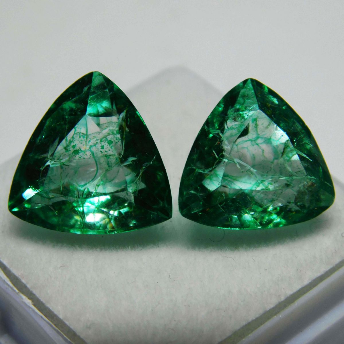 Natural Green Emerald Loose Gemstone 19.56 Ct CERTIFIED Colombian Trillion Cut