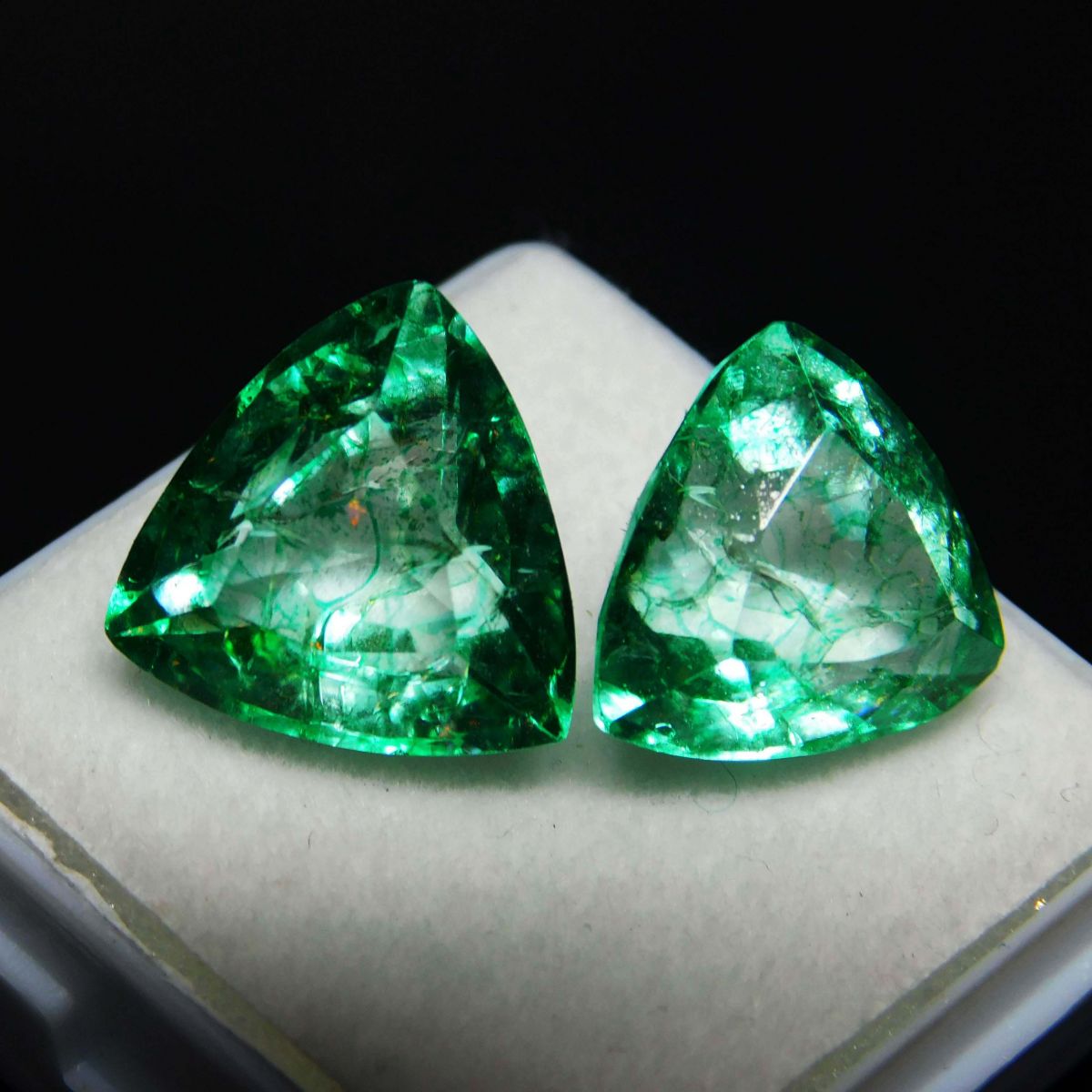 Natural Green Emerald Loose Gemstone 19.56 Ct CERTIFIED Colombian Trillion Cut