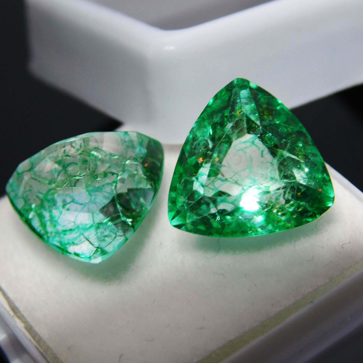 Natural Green Emerald Loose Gemstone 19.56 Ct CERTIFIED Colombian Trillion Cut