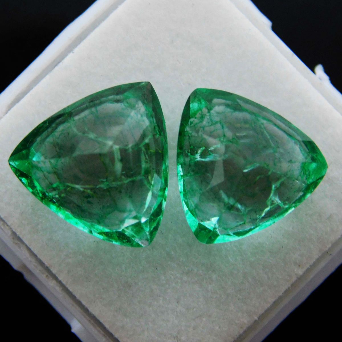 Natural Green Emerald Loose Gemstone 19.56 Ct CERTIFIED Colombian Trillion Cut