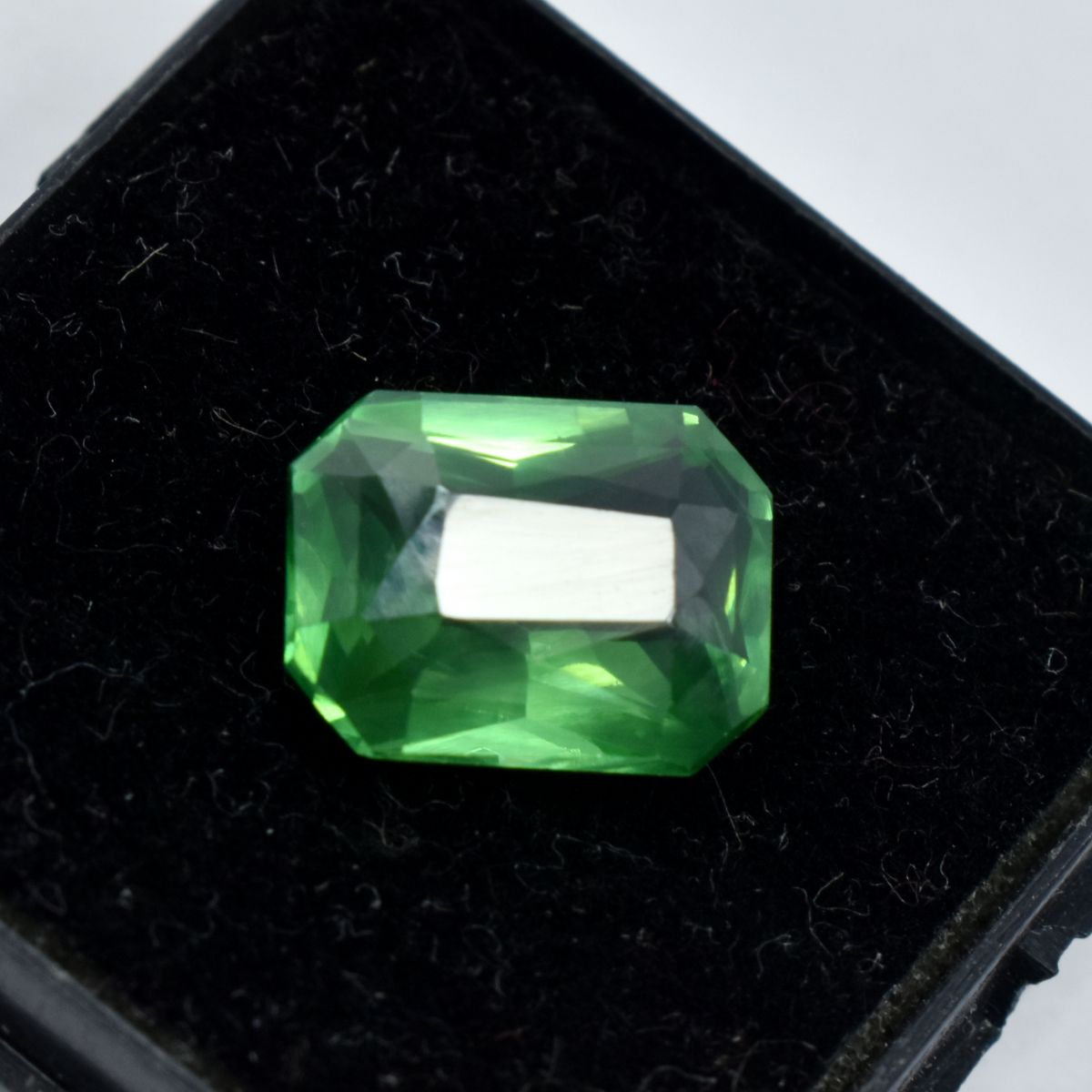 Authentic Green Garnet 7.65 Ct Natural CERTIFIED Loose Gemstone Emerald Cut.