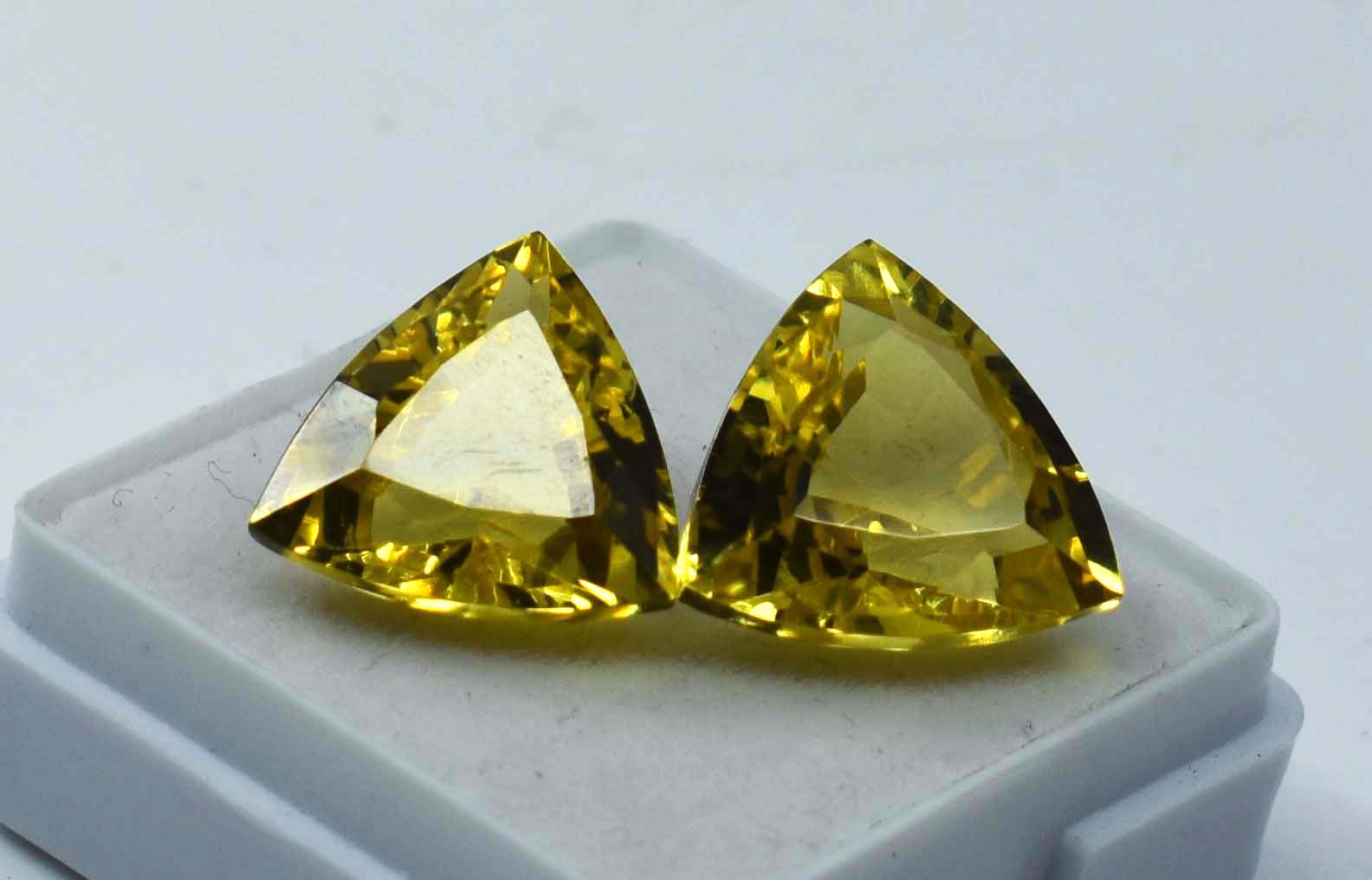 19.90 Carat Loose Gemstone Trillion Shape Natural Sapphire Yellow  CERTIFIED