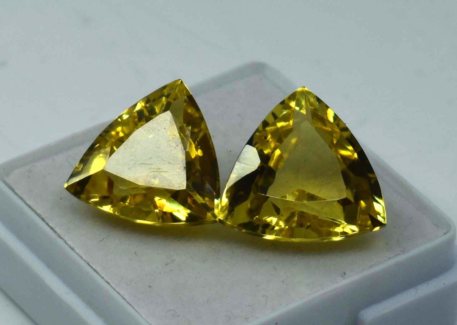 19.90 Carat Loose Gemstone Trillion Shape Natural Sapphire Yellow  CERTIFIED