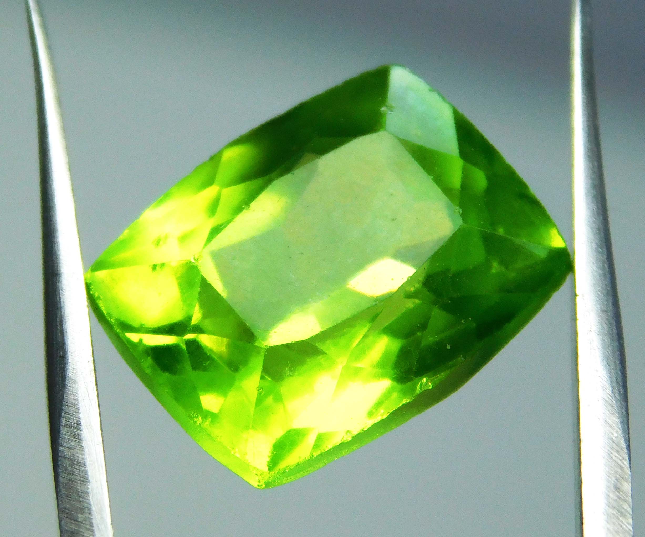 Green Peridot Cushion Cut 10.26 Ct Natural CERTIFIED Loose Gemstone For Jewelry