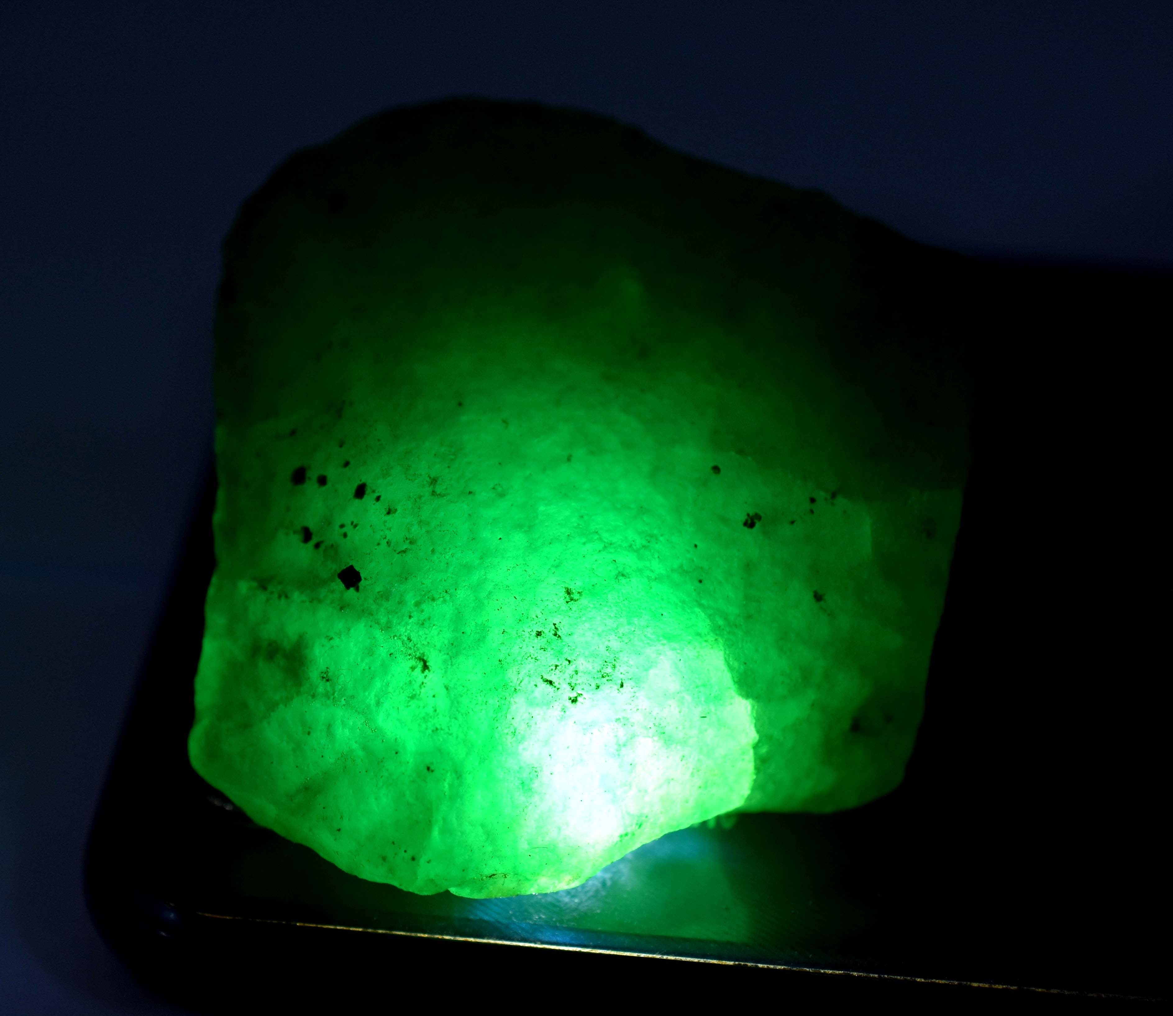 Certified Natural Green Emerald Row Huge Size 200 Carat Green Uncut Colombian Green Rough Beautiful Color and Excellent Quality Of Rough Free Shipping Free Gift