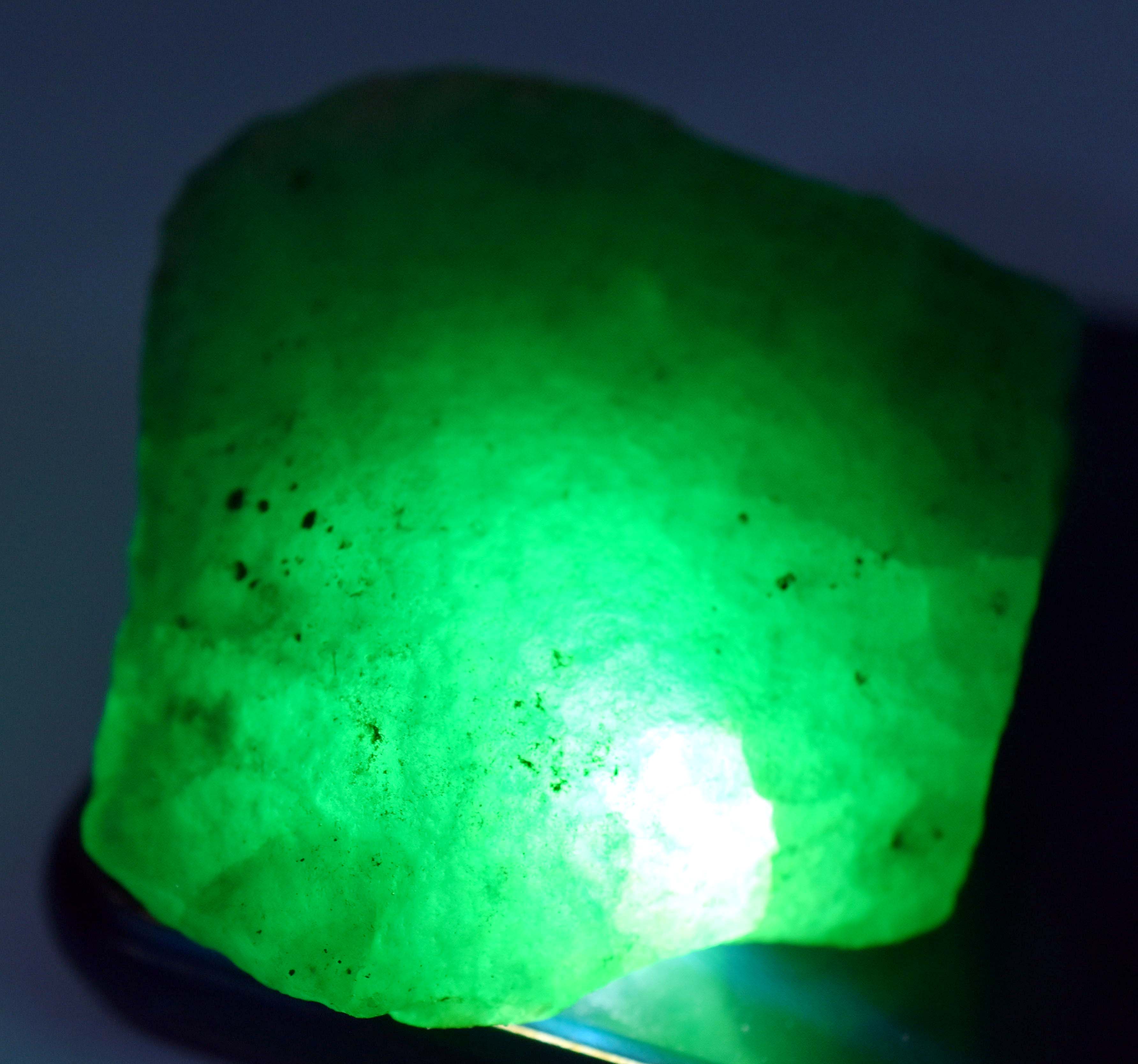 Certified Natural Green Emerald Row Huge Size 200 Carat Green Uncut Colombian Green Rough Beautiful Color and Excellent Quality Of Rough Free Shipping Free Gift