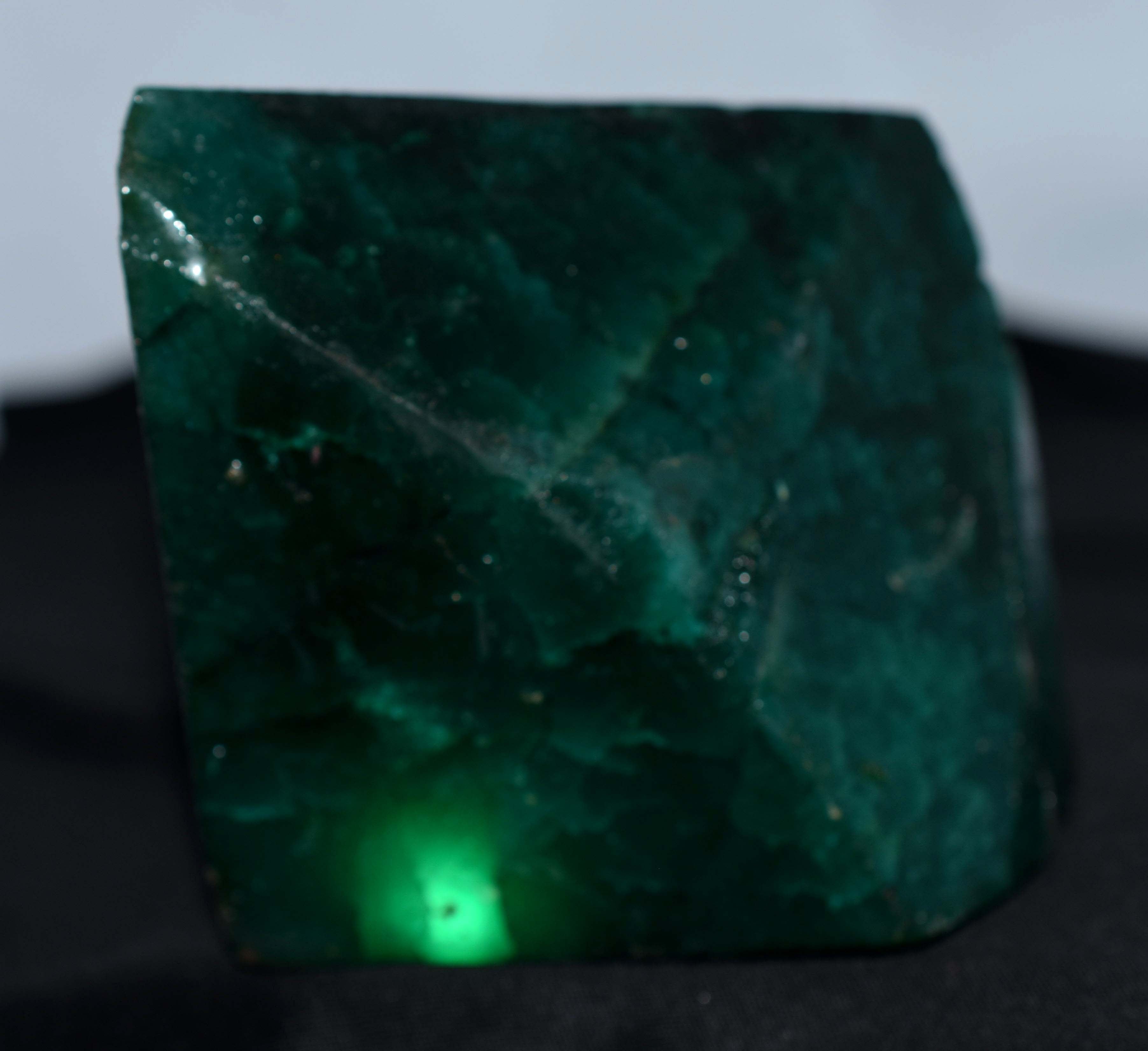 High-class Quality 3000 Carat Approx. Certified Natural Green Emerald Rough Uncut Healing Earth Mined Colombian Mines Rare Found Rock Gemstone