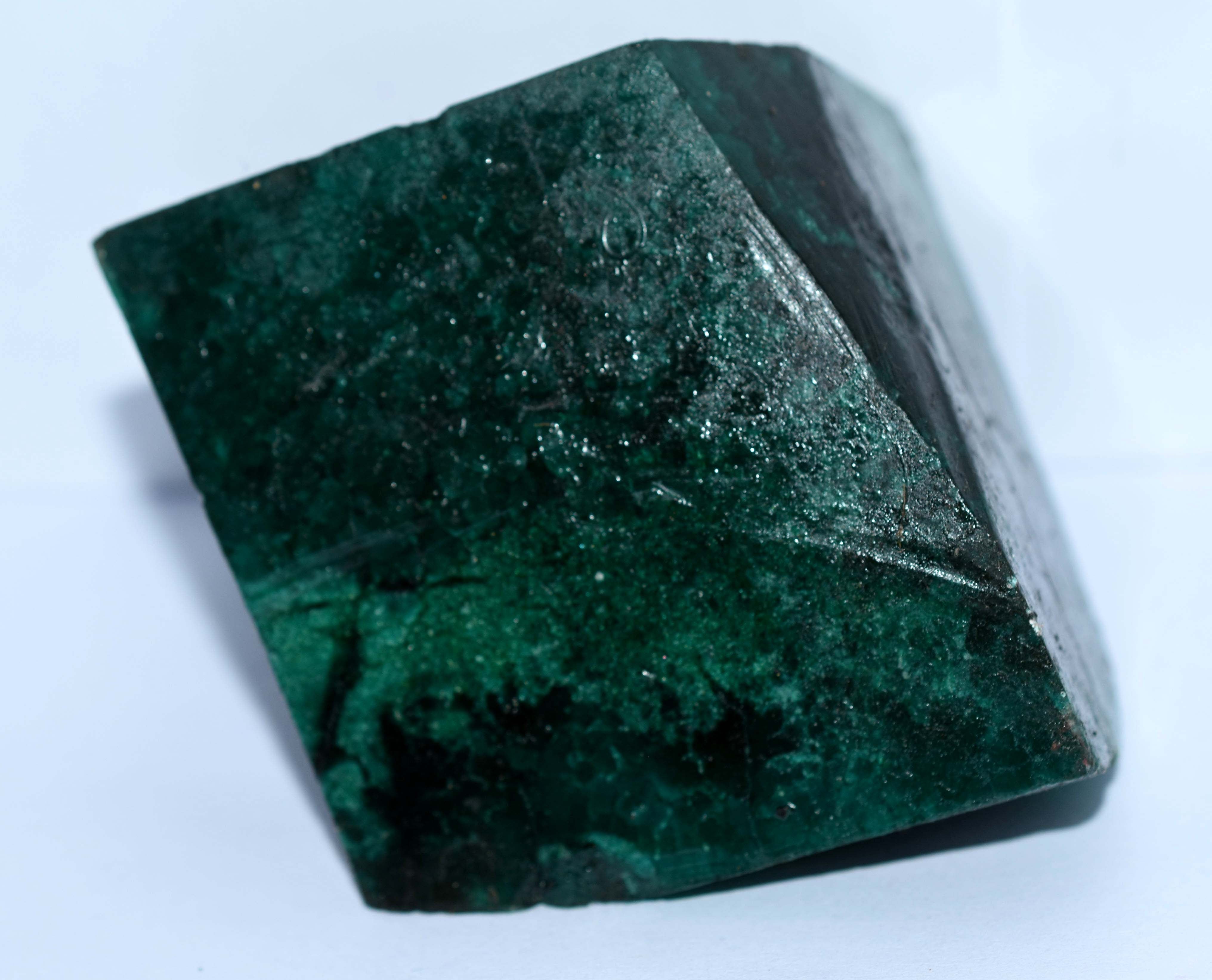 High-class Quality 3000 Carat Approx. Certified Natural Green Emerald Rough Uncut Healing Earth Mined Colombian Mines Rare Found Rock Gemstone