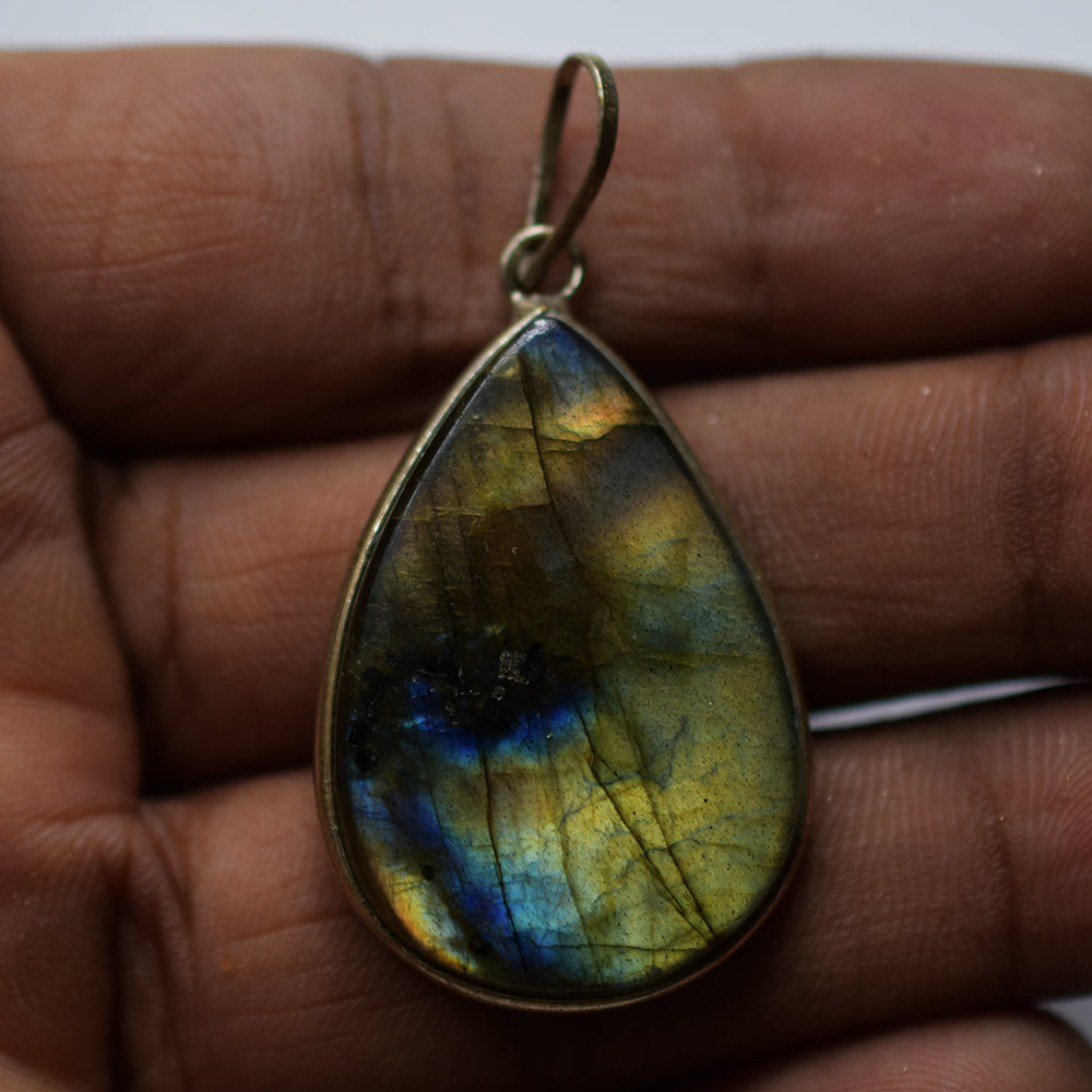 silver labradorite pendant India