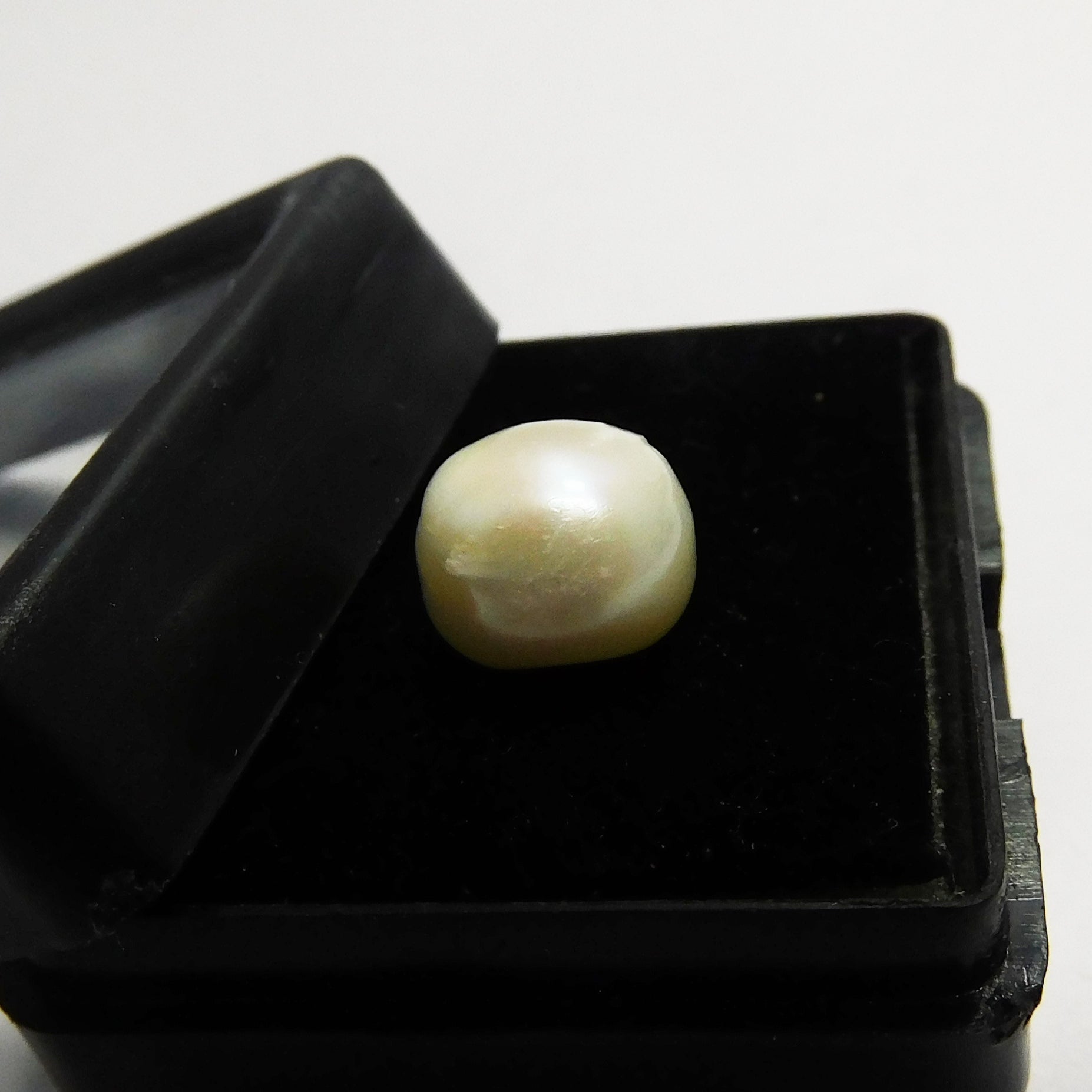 Amazing Pearl For Earrings 3.80 Carat Round Cut Natural Akoya White Pearl Form Indonesia | Grab For It | Excellent Offer