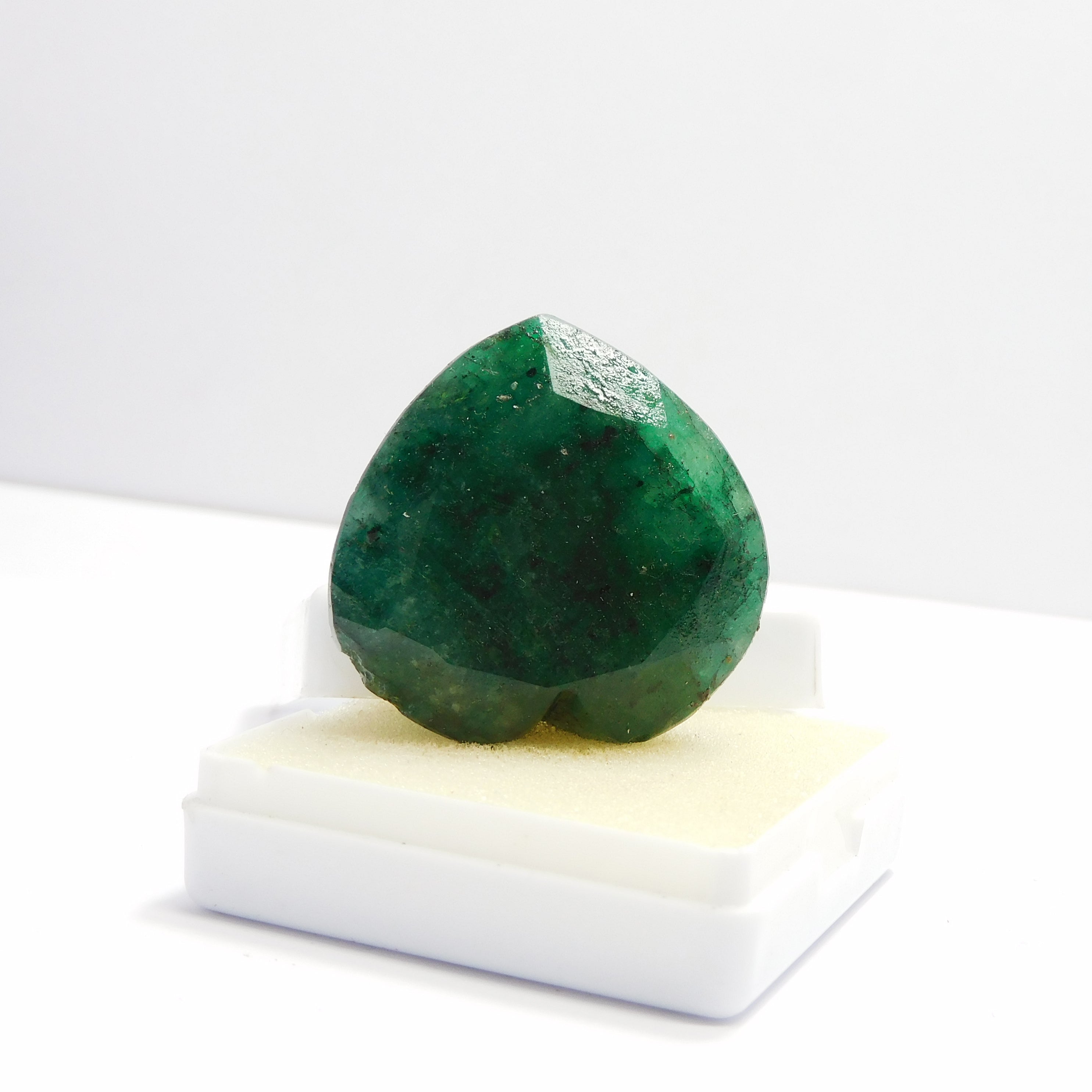 Big Size Emerald Green Certified Heart Cut 108.20 Carat Natural Emerald Green Loose Gemstone